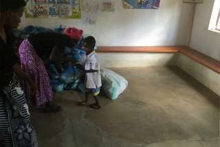 Dijeljenje poklon paketića u misiji Tanzanija